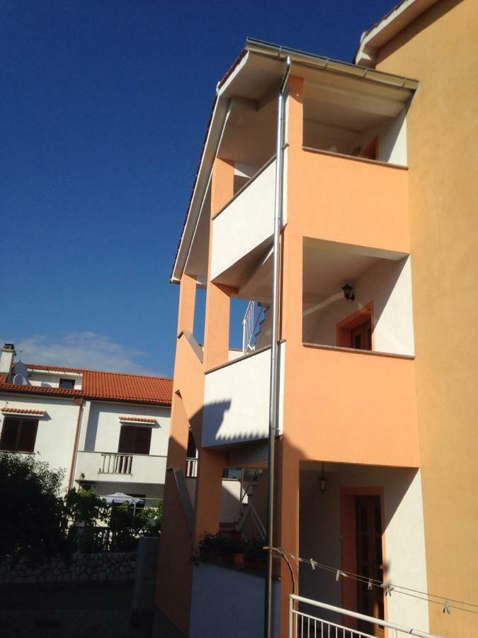 Apartment Aleksandra Malinska Buitenkant foto
