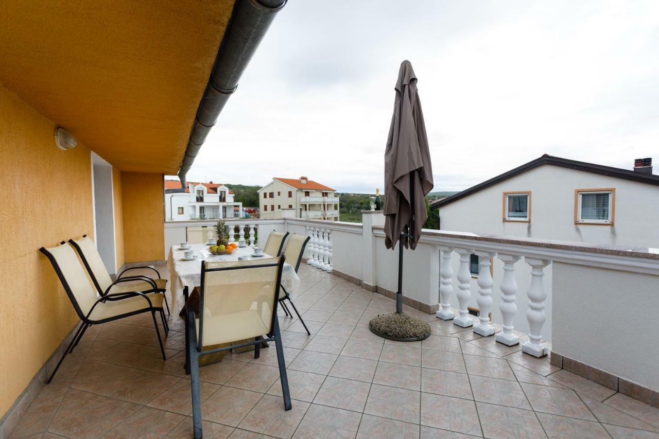 Apartment Aleksandra Malinska Buitenkant foto