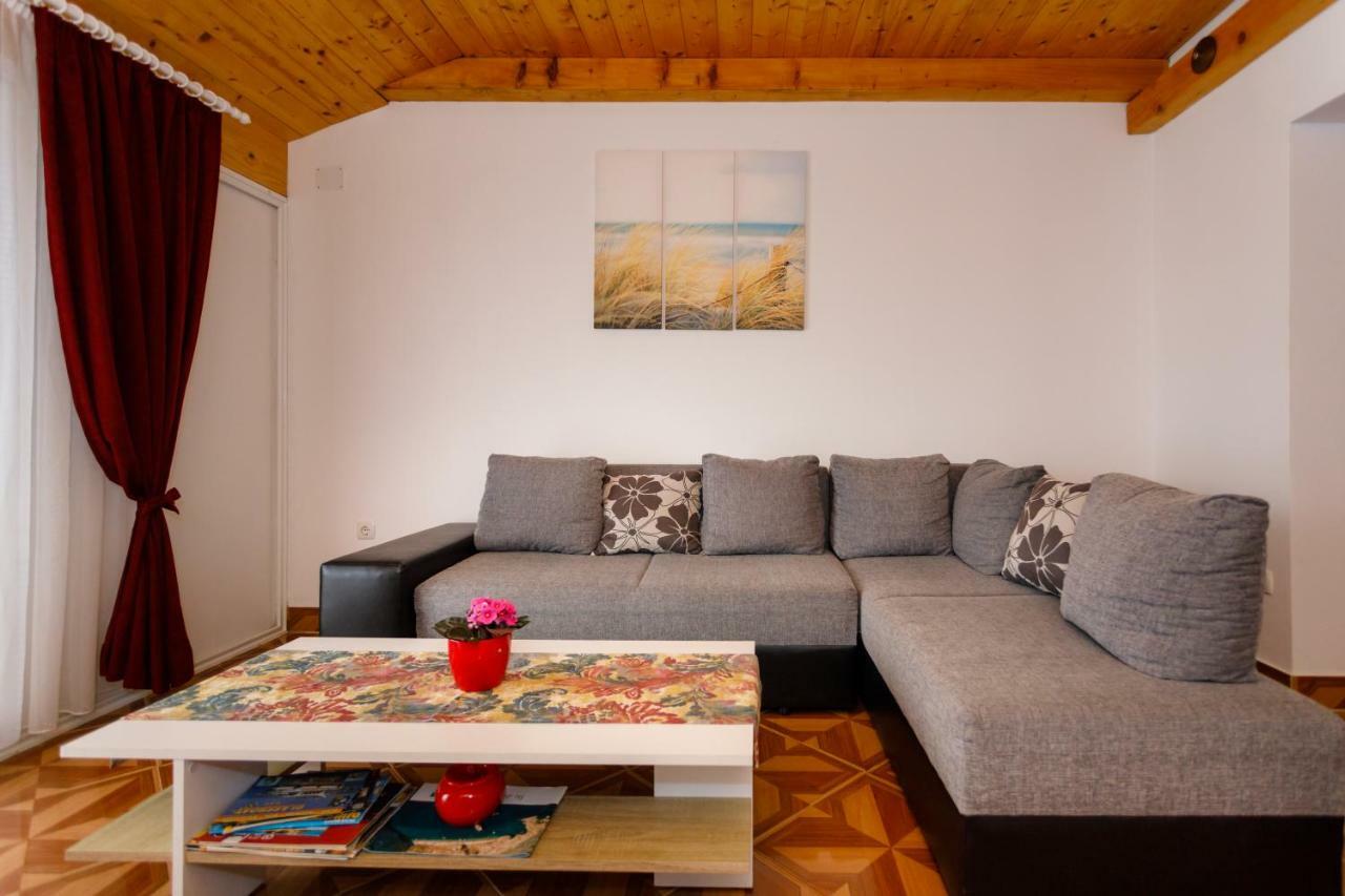 Apartment Aleksandra Malinska Buitenkant foto
