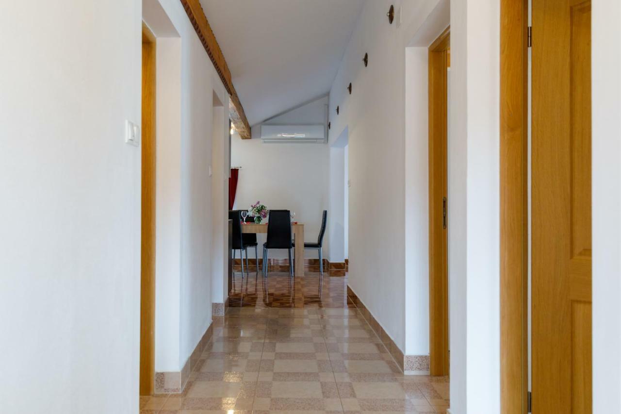Apartment Aleksandra Malinska Buitenkant foto