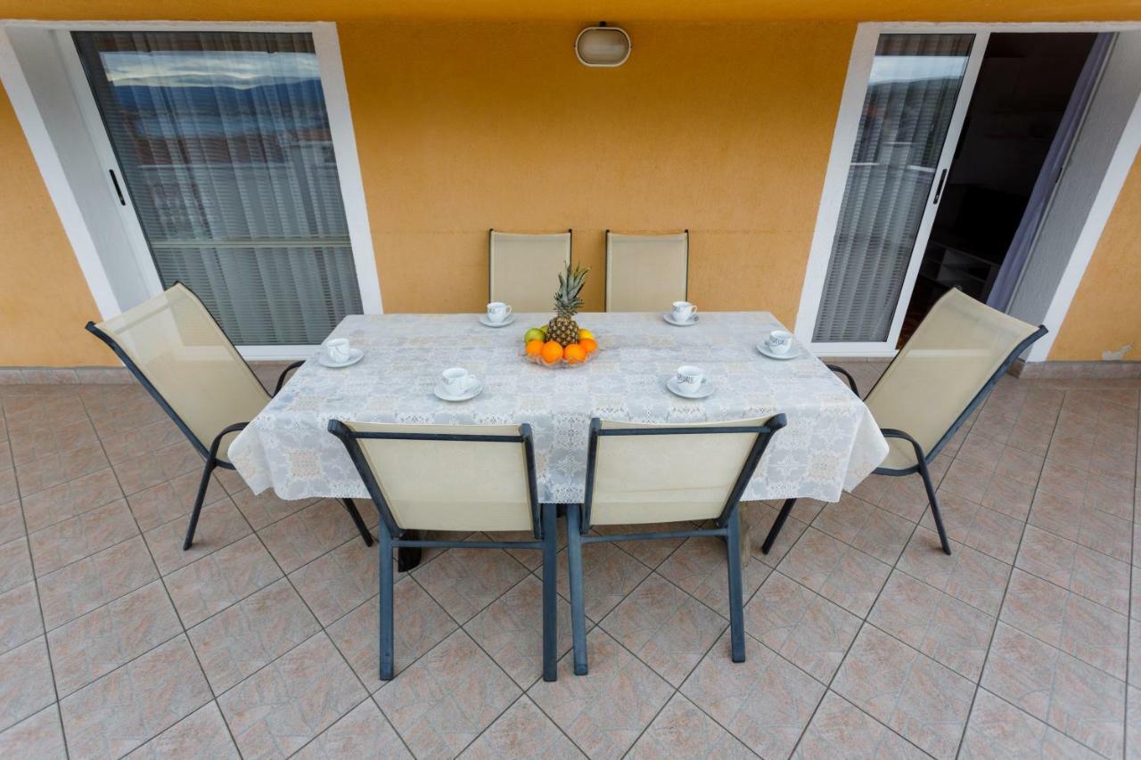 Apartment Aleksandra Malinska Buitenkant foto